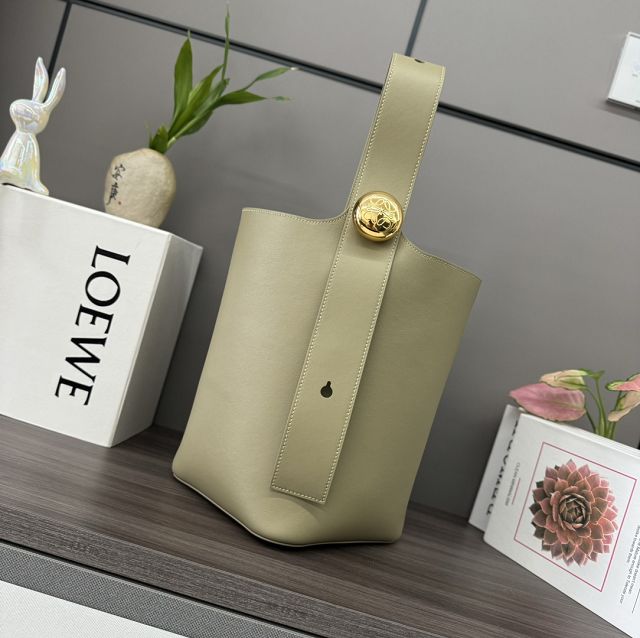 Loewe original calfskin medium pebble bucket BBMX02 olive