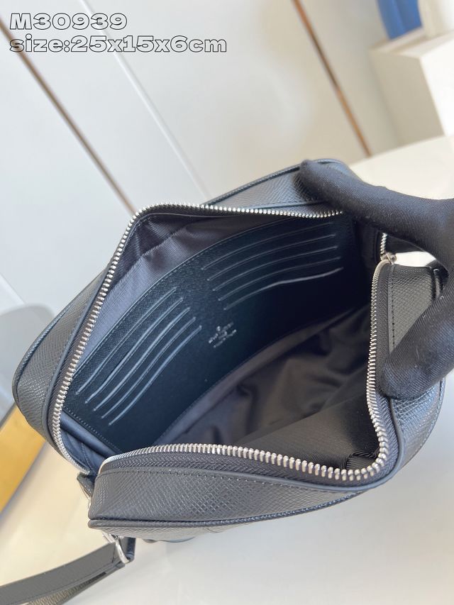 Louis vuitton original taiga leather pochette kasai M30939 black