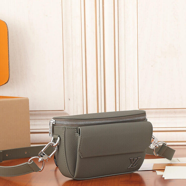 Replica LV Pilot Wearable Wallet M83560 (3)