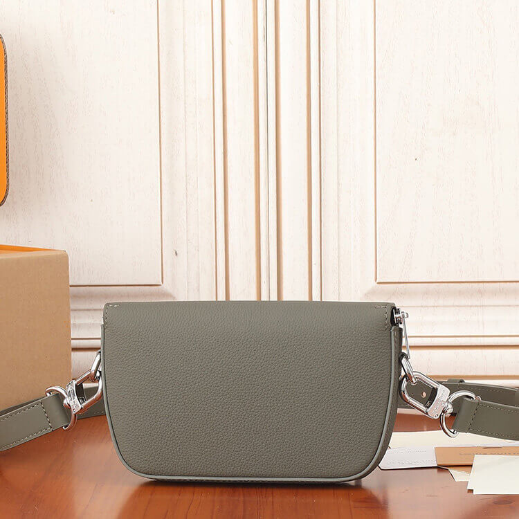 Replica LV Pilot Wearable Wallet M83560 (4)