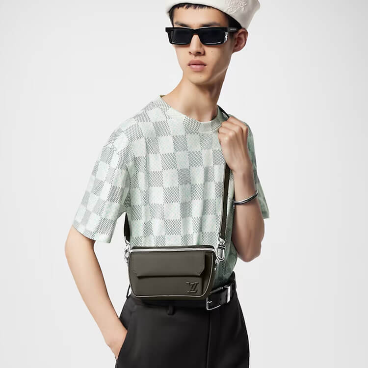 Replica LV Pilot Wearable Wallet M83560 (7)