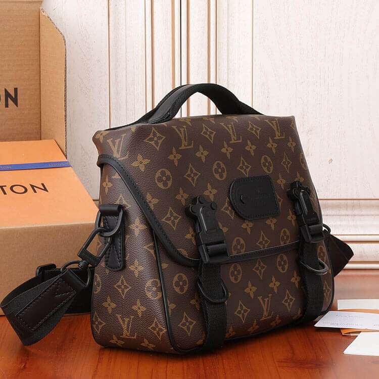 Replica LV Trail Messenger M46972 (3)